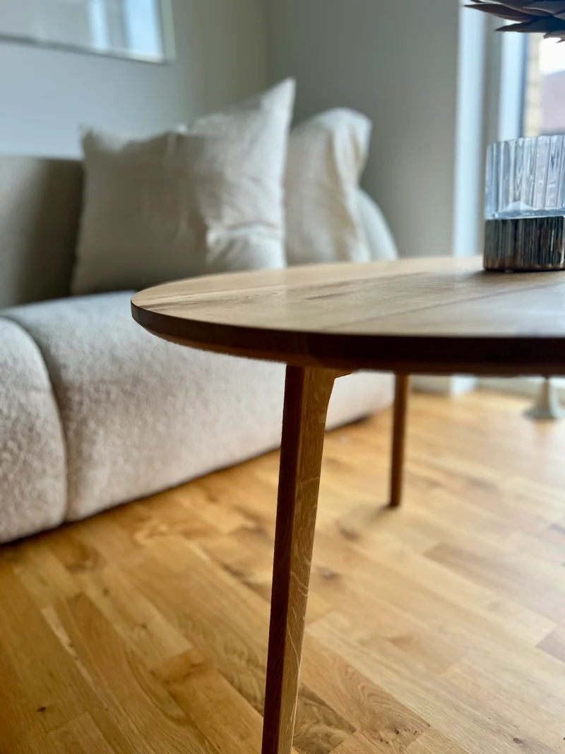 Sofabord i massiv eg Ø50-90 cm – elegant håndlavet egetræsbord