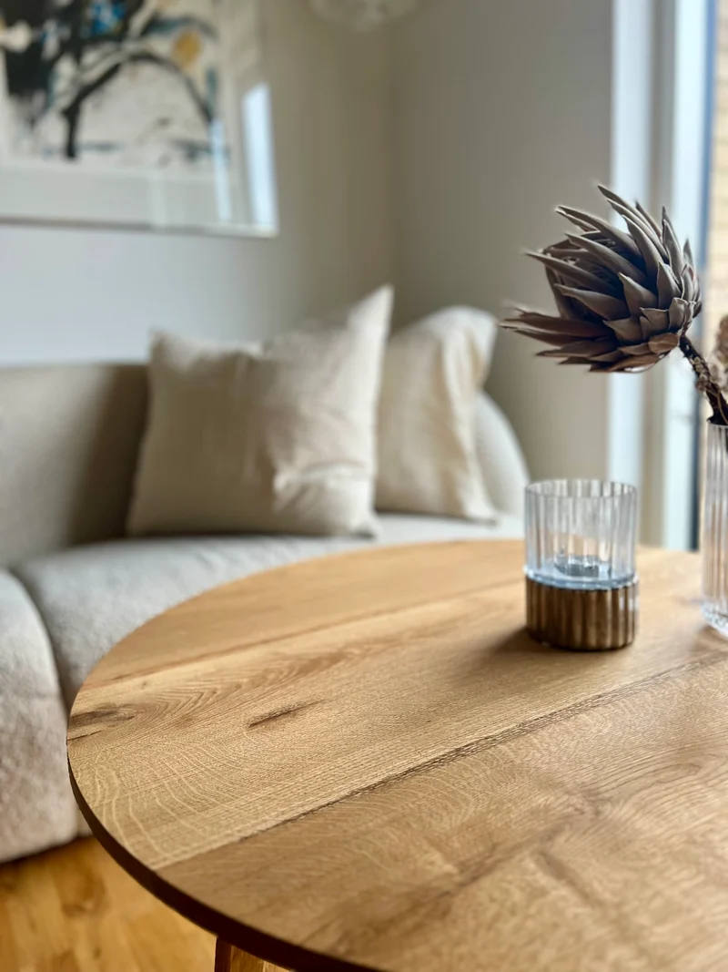 Sofabord i massiv eg Ø50-90 cm – elegant håndlavet egetræsbord
